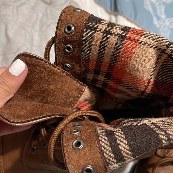 Lace up boots! Size 6. - Picture 3 of 4